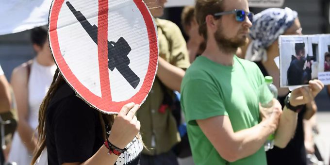 Eine Protestaktion gegen Waffenexporte von vergangenem Sommer. Die Ausfuhr von Kriegsmaterial sorgt immer wieder für Kontroversen. (Archiv) Kriegsmaterial Schweiz Bundesrat