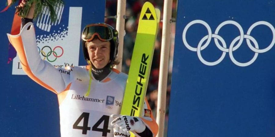 Jens Weissflog feiert seinen Olympiasieg in Lillehammer 1994. Foto: Wolfgang Kluge/Zentralbild