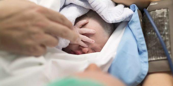 Ein frischgeborenes Baby. Depression