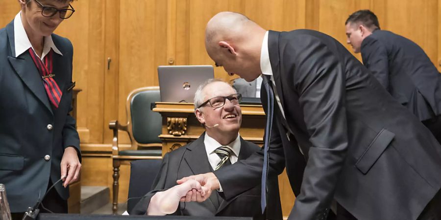 Bundesrat Alain Berset (rechts) begrüsst Kommissionssprecher Christian Lohr (CVP/TG) zu Beginn der Debatte um die Invalidenversicherung.