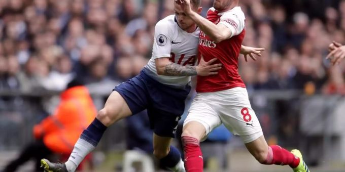 Tottenhams Kieran Trippier (l) im Laufduell mit Arsenals Aaron Ramsey. Foto: John Walton/PA Wire Tottenhams Kieran Trippier (l) im Laufduell mit Arsenals Aaron Ramsey. Foto: John Walton/PA Wire
