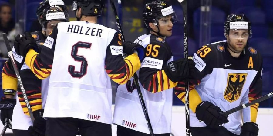 Die DEB-Spieler feiern den Sieg gegen Frankreich. Foto: Monika Skolimowska