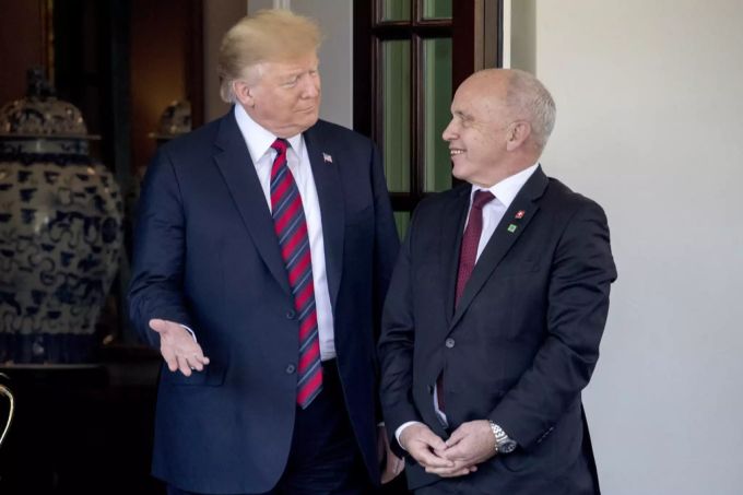 US-Präsident Donald Trump begrüsst Ueli Maurer vor dem Weissen Haus. Ueli Maurer
