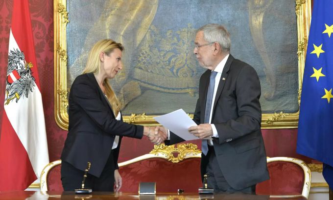 Alexander Van der Bellen, Bundespräsident von Österreich, schüttelt die Hand von Juliane Bogner-Strauss (ÖVP), neu ernannte Ministerin für Sport und öffentlicher Dienst für Österreich, bei der Vereidigung der neuen Minister in der Präsidentschaftskanzlei. Regierungskrise in Österreich - Vereidigung neue Minister