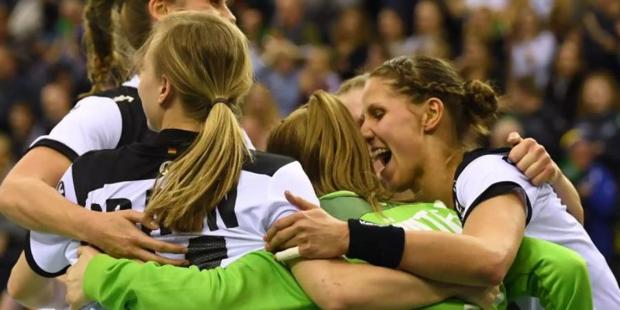 Torhüterin Lea Rüther wird von ihren Mitspielerinnen gefeiert. Foto: Carmen Jaspersen