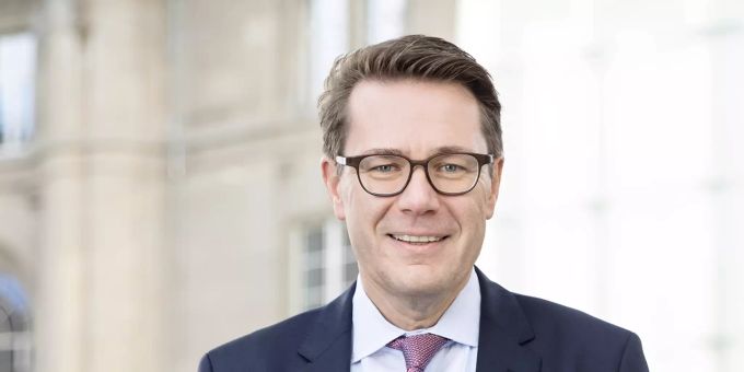 Beni Würth, CVP-Regierungsrat, Finanzdirektor Kanton St. Gallen Mann mit kurzen Haaren und Brille im Anzug