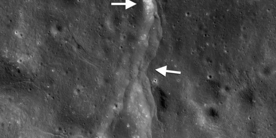 Zu sehen ist eine sogenannte Überschiebung auf dem Mond, die von der Nasa-Sonde Lunar Reconnaissance Orbiter (LRO) entdeckt wurde. Foto: Nasa/GSFC/Arizona State University/Smithsonian