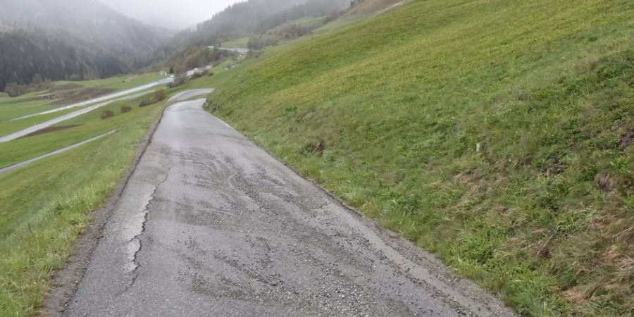 Eine 33-jährige Frau ist am Samstagnachmittag im Graubünden auf der Abfahrt von Bos-cha nach Ardez auf der nassen Strasse mit dem Velo ausgerutscht und gestürzt. Sie zog sich mehrere Knochenbrüche im Gesicht und an einer Hand zu.