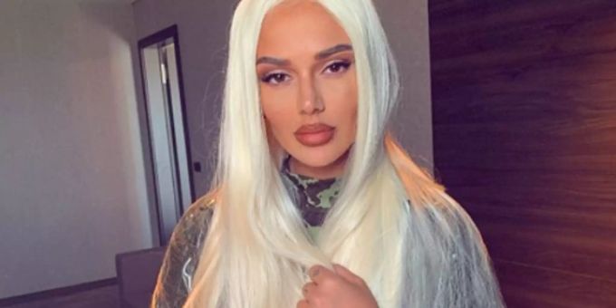 Loredana Zefi inszenierte sich nach der Pressekonferenz in Pristina als Superstar. loredana zefi