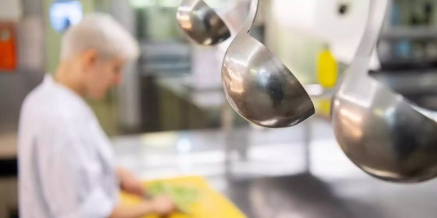 Eine Auszubildende arbeitet in einem Hotel in der Küche. Foto: Sebastian Gollnow