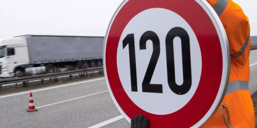 Eine Studie aus dem Jahr 1999 kam zu dem Ergebnis, dass sich durch ein allgemeines Tempolimit von 120 km/h der Stickstoffausstoss um 16 Prozent verringern würde. Foto: Jens Büttner
