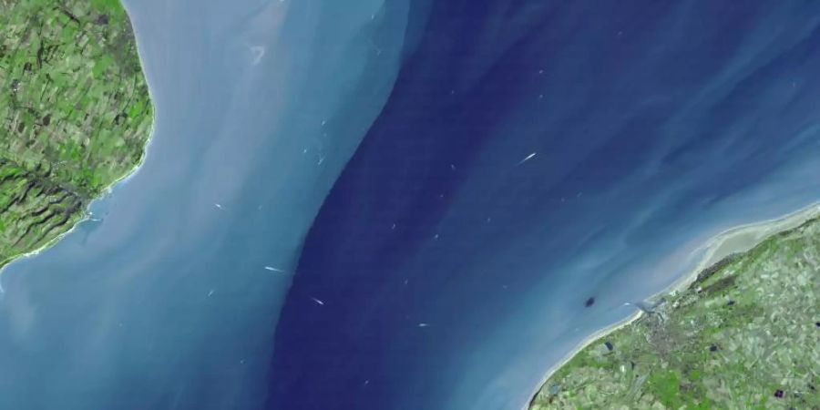 Die Strasse von Dover aus der Satellitenperspektive: Nur 32 Kilometer trennen die britische Insel (l.) vom europäischen Festland. Foto: NASA/GSFC/MITI/ERSDAC/JAROS