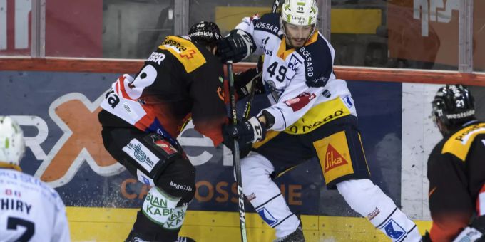 Matthias Bieber (links, SCB) im Zweikampf mit Miro Zryd (EV Zug). SCB gegen Zug