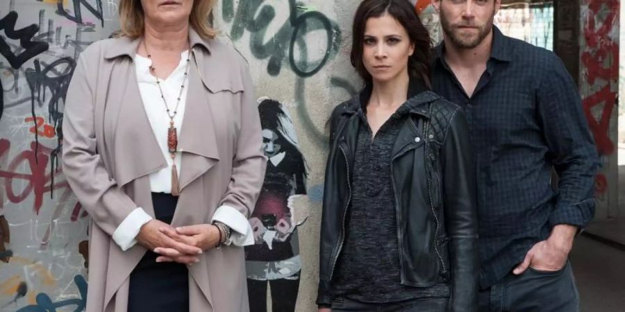 Hannah (Susanne von Borsody, l-r), Aylin (Aylin Tezel) und Jan (Ken Duken) in einer Szene des ARD-Degeto-Thrillers «Die Informantin». Foto: Britta Kreh/ARD Degeto/UFA Fiction