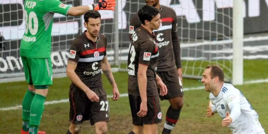 HSV-Angreifer Pierre-Michel Lasogga (r) feiert sein Tor zum 0:3. Foto: Axel Heimken