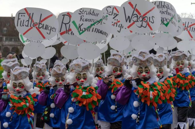 Die Clique Rhygwaeggi widmet sich dem Thema Narrenfreiheit. SCHWEIZ, FASNACHT, CORTEGE, UMZUG,