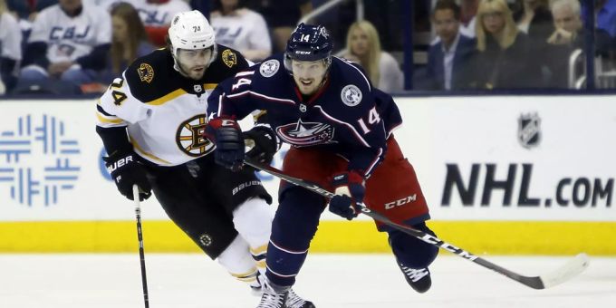 Dean Kukan (r.) von den Columbus Blue Jackets im Duell mit Bostons Jake DeBrusk. Dean Kukan Columbus