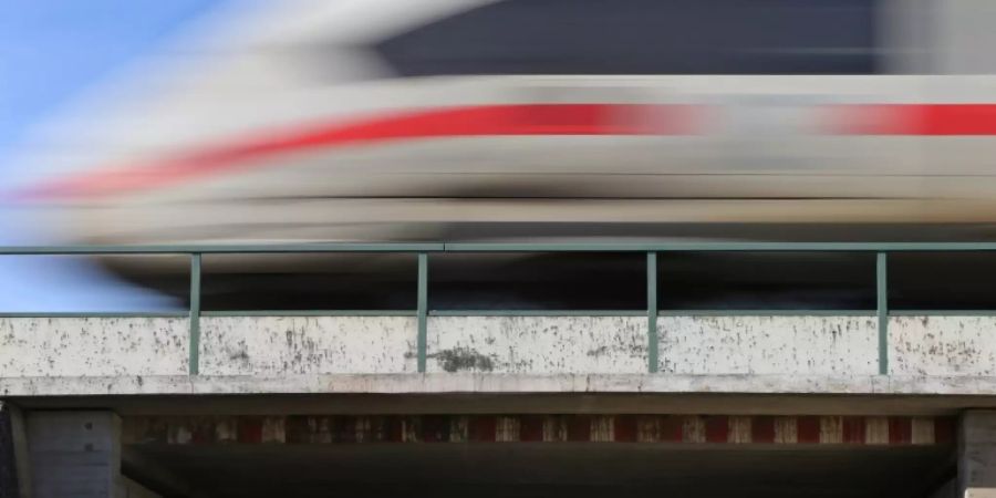 ICE fährt auf der Bahnstrecke Augsburg-Ulm