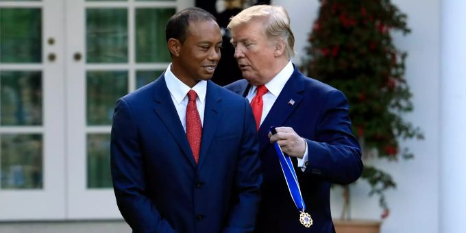 Tiger Woods erhält von US-Präsident Donald Trump die Freiheitsmedaille überreicht. Woods Trump