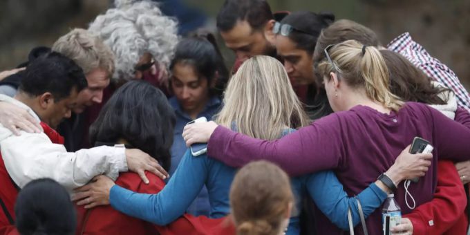 Schüler der Highlands Ranch kommen in Gedanken an ihre Verletzten Schulkollegen zusammen. SChiesserei Denver Schule