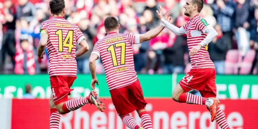 Die Spieler des 1. FC Köln feiern einen Treffer im Spiel gegen den SV Sandhausen. Foto: Marcel Kusch