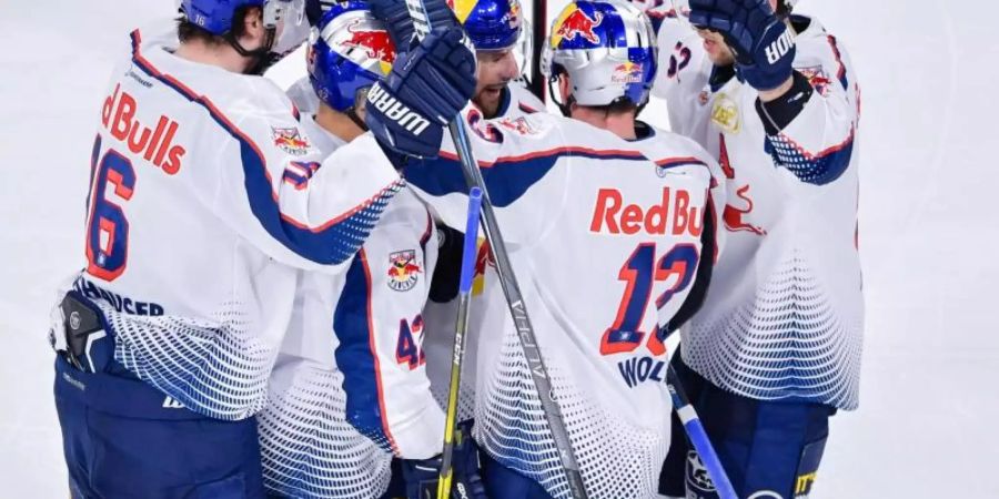 Die Münchner Mannschaft feiert das 2:1 gegen Adler Mannheim. Foto: Uwe Anspach