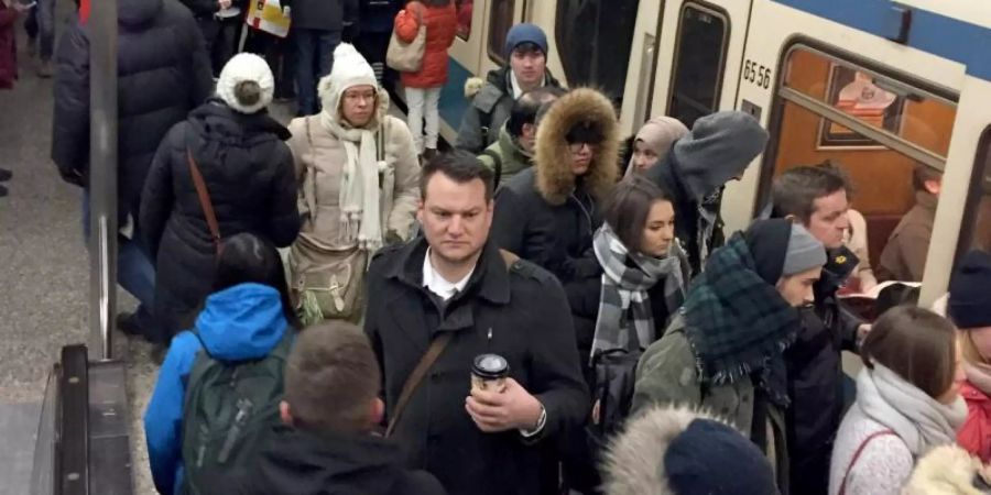 Gedränge vor einer überfüllten U-Bahn im Bahnhof Giesing in München. Foto: Marco Krefting