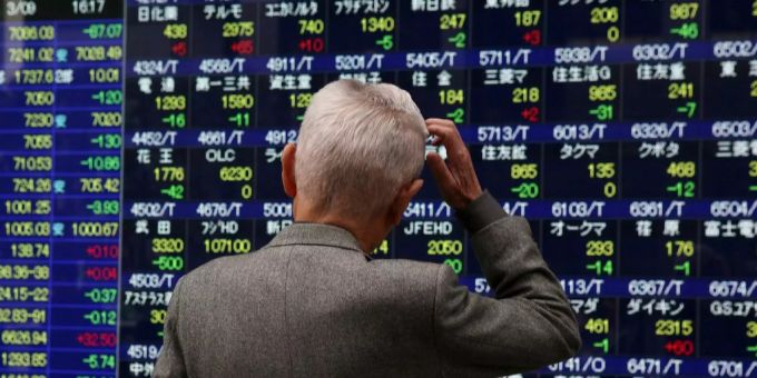 Mit einem Überschuss von mehr als 27 Milliarden Franken zugunsten der Schweiz war der Aussenhandelsüberschuss für die Amerikaner zu hoch. Ein Mann an der Börse in Japan.