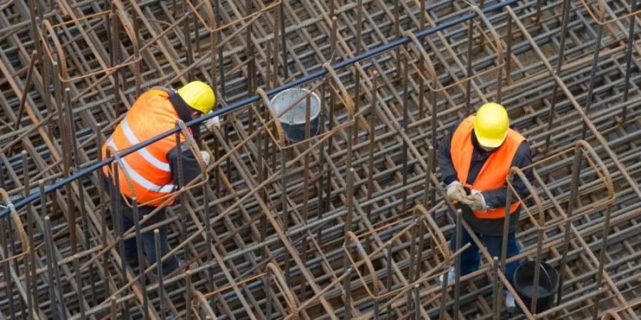 Die Zahl der Arbeitslosen ist wie erwartet zurückgegangen. Bauunternehmen und viele andere Firmen stellen im Frühjahr verstärkt Mitarbeiter ein. Foto: Patrick Pleul