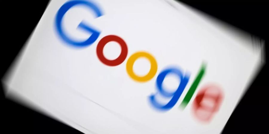 Google-Logo auf einem Tablet-Computer