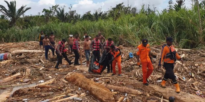 Mehrere Helfer am Beseitigen der Schäden entstanden durch Überschwemmungen. Indonesien Helfer Überschwemmungen