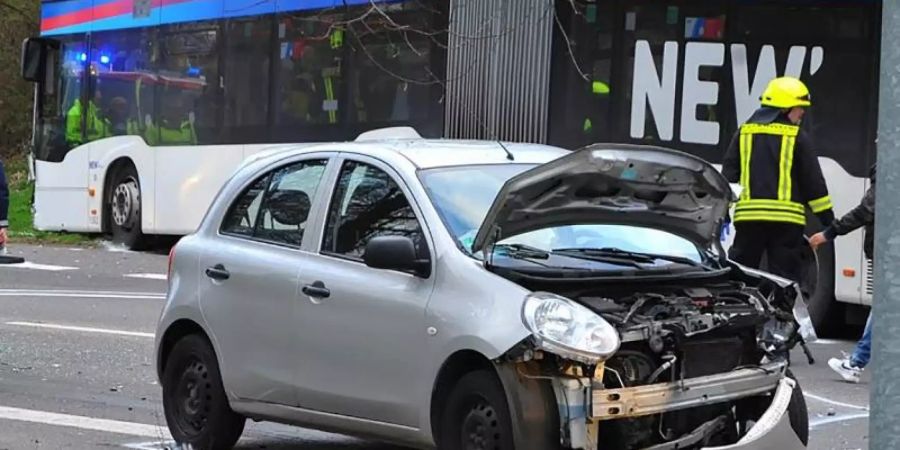 Rettungskräfte sichern die Unfallstelle in Mönchengladbach. Foto: Theo Titz