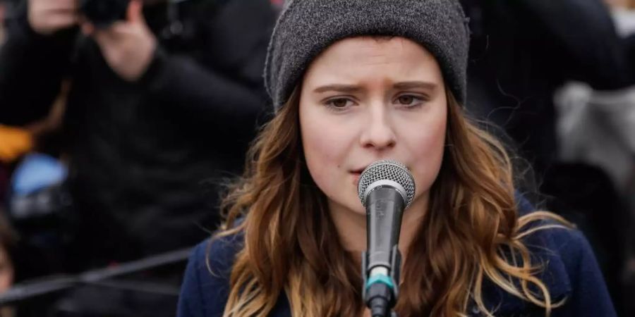 Die deutsche Klimaschutz-Aktivistin Luisa-Marie Neubauer spricht bei der «Fridays for Future»-Demonstration in Berlin. Foto: Carsten Koall