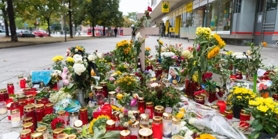 Blumen und Kerzen wurden vergangenen Sommer am Tatort aufgestellt.