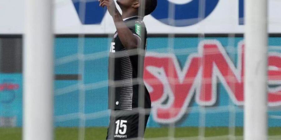 Kölns Jhon Cordoba kniet nach seinem Treffer zum 2:0 auf dem Rasen. Foto: Stefan Puchner