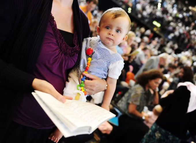 Ein kleiner Bub bei einer Versammlung der Zeugen Jehovas am 24. Juli 2010 im Zürcher Hallenstadion. Ex-Zeuge Jehovas die Zeit kommt mir heute vor wie ein Alptraum. Zeuge Jehovas die Zeit