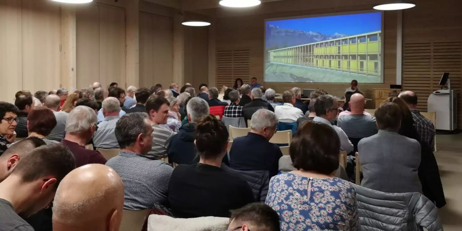 Personen bei einer Versammlung schauen auf eine Präsentation