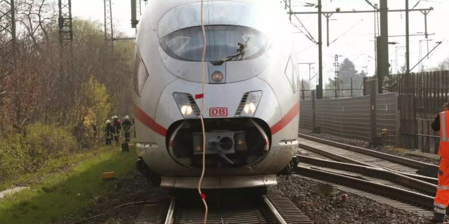 Von einer abgerissenen Oberleitung gestoppt: Der ICE wartet in der Nähe des Düsseldorfer Hauptbahnhofs. Foto: David Young