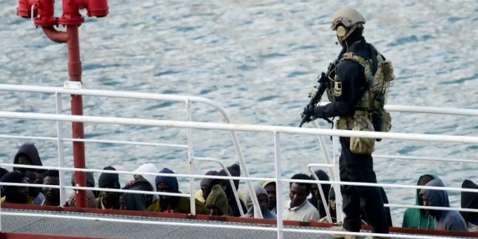 Bewaffneter Polizist im maltesischen Hafen Valletta Bewaffneter Polizist im maltesischen Hafen Valletta