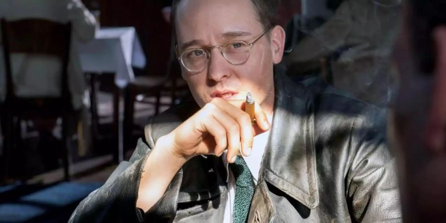 Tom Schilling als Bertolt Brecht im Dokudrama «Brecht». Foto: Stefan Falke