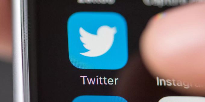Eine Person startet die Twitter-App. Twitter Prank App