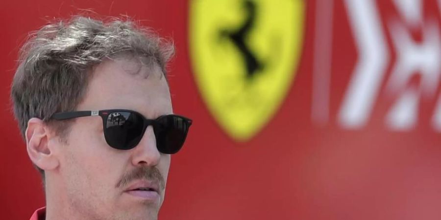 Sebastian Vettel trifft an der Rennstrecke in Sakhir ein. Foto: Hassan Ammar/AP/dpa