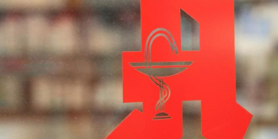 Apothekenlogo an einer Fensterscheibe