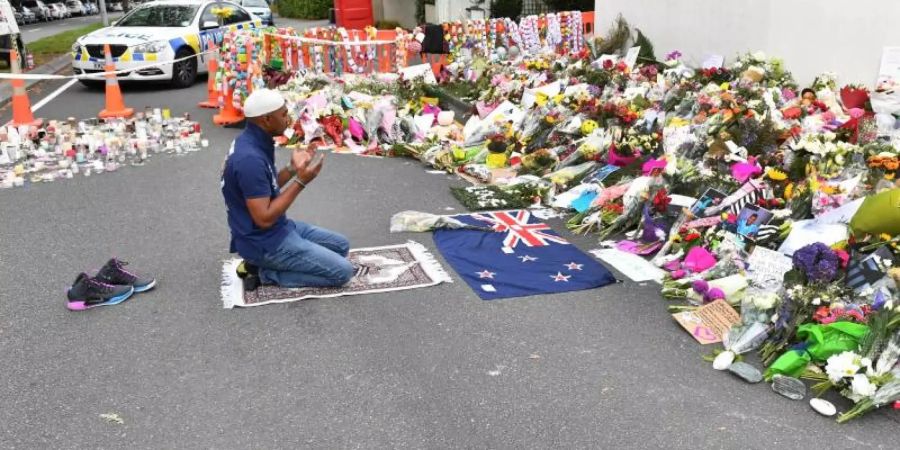 Ein Mann betet vor der Al-Nur-Moschee in Christchurch. Foto. Mick Tsikas/AAP Foto: Mick Tsikas