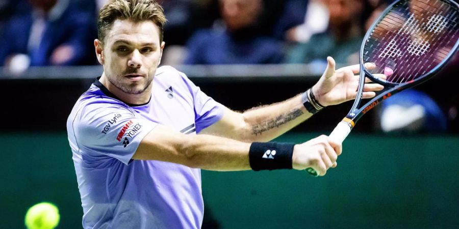 Stan Wawrinka schlägt einen Rückhand-Slice gegen Milos Raonic.