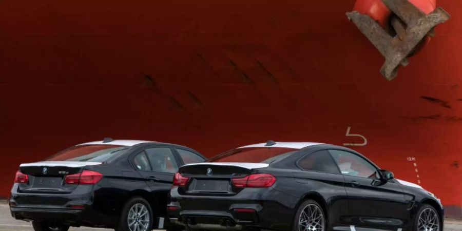 BMW-Neuwagen stehen auf Autoterminal in Bremerhaven