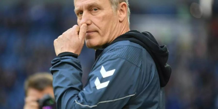 Haderte auf Schalke mit den Schiedsrichter-Entscheidungen: Freiburg-Coach Christian Streich. Foto: Ina Fassbender