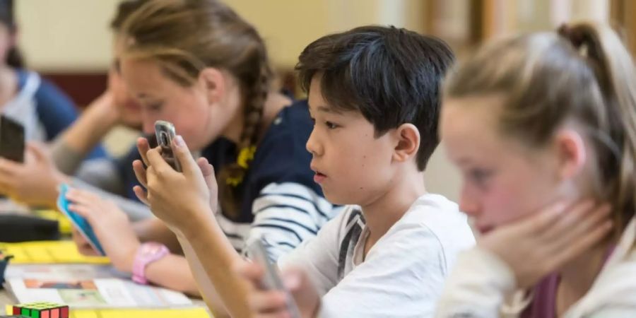 Schüler mit Smartphones