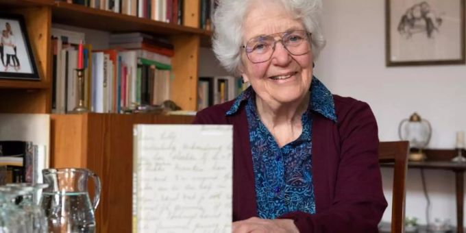 Laureen Nussbaum beim dpa-Interview über das Buch «Anne Frank - Liebe Kitty». Foto: Soeren Stache