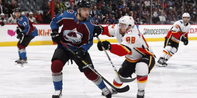 Sven Andrighetto (links) schied gegen die San Jose Sharks aus und stösst zum Schweizer WM-Team. Sven Andrighetto gegen Sharks